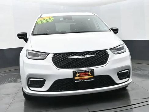 Used 2024 Chrysler Pacifica Touring-L FWD image 3