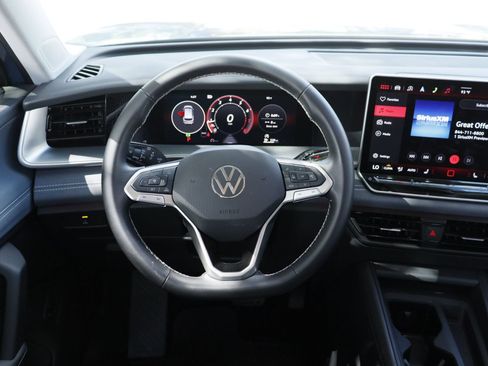 Certified 2025 Volkswagen Tiguan SE FWD image 24