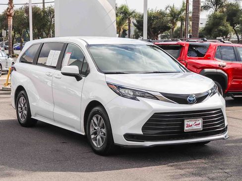 Used 2024 Toyota Sienna LE image 3