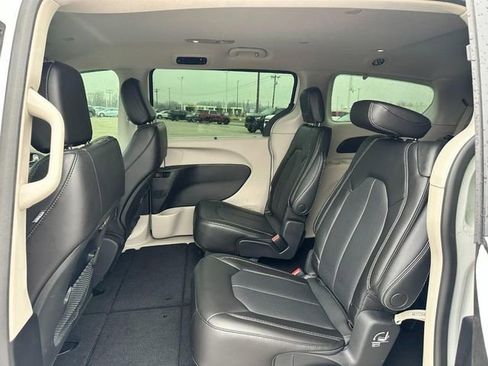 Used 2023 Chrysler Pacifica Touring-L image 10