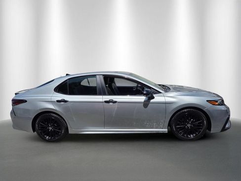 Used 2022 Toyota Camry SE w/ Convenience Package FWD image 2