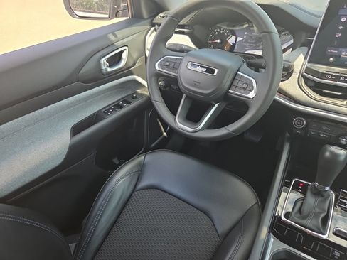 Used 2023 Jeep Compass Latitude AWD/4WD image 26
