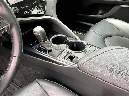 Used 2020 Toyota Camry XLE w/ Sunroof Package FWD image 16