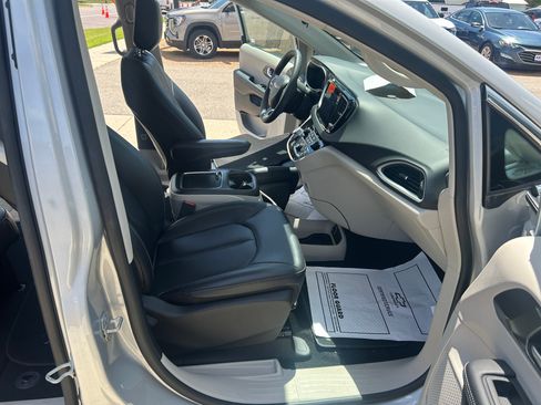 Used 2024 Chrysler Pacifica Touring-L FWD image 29