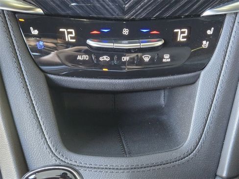 Used 2025 Cadillac XT6 Premium Luxury image 31