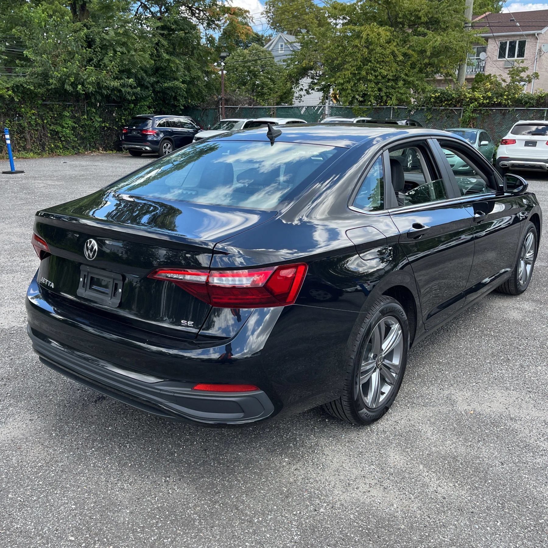 Used 2023 Volkswagen Jetta SE w/ Panoramic Sunroof Package FWD image 3