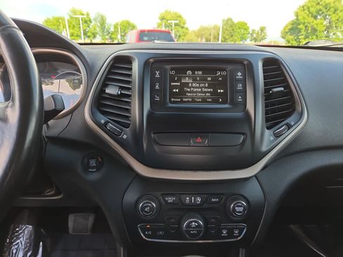 Used 2016 Jeep Cherokee Latitude w/ Comfort/Convenience Group FWD image 24