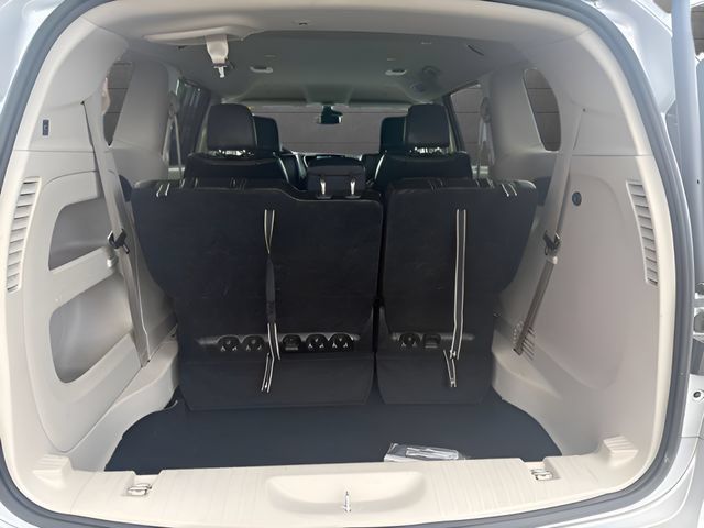 Used 2024 Chrysler Pacifica Touring-L FWD image 9