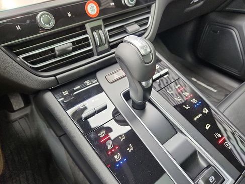 Certified 2026 Porsche Macan AWD/4WD image 23
