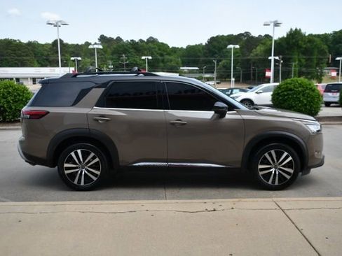 Used 2023 Nissan Pathfinder Platinum FWD image 6