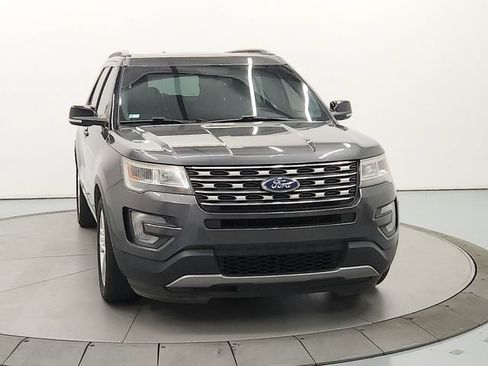 Used 2017 Ford Explorer XLT w/ Equipment Group 202A FWD image 3