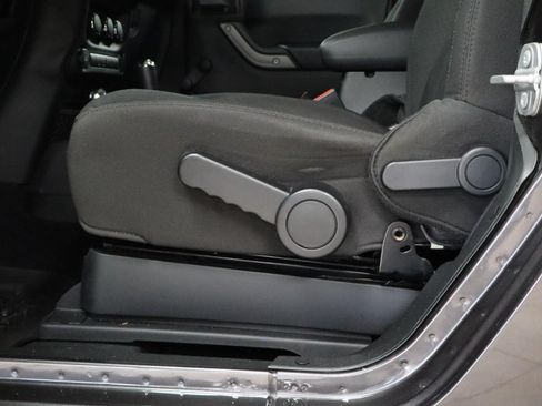 Used 2018 Jeep Wrangler Sport w/ Connectivity Group AWD/4WD image 15