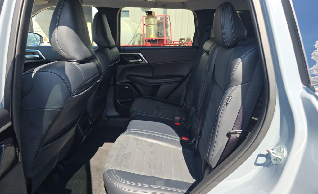 Used 2026 Mitsubishi Outlander AWD image 7