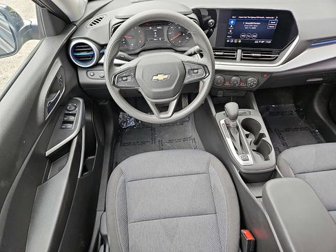 Used 2025 Chevrolet Trax LS w/ LS Convenience Package FWD image 11