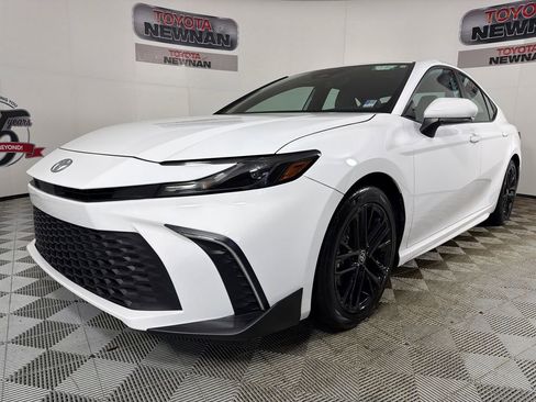 Used 2025 Toyota Camry SE w/ Convenience Package image 7