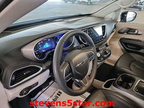 Used 2023 Chrysler Pacifica Touring-L FWD image 14