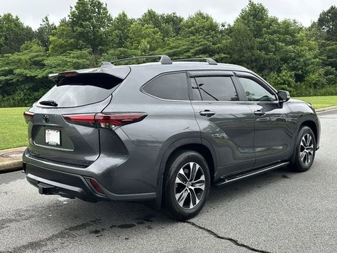 Used 2024 Toyota Highlander XLE FWD image 9