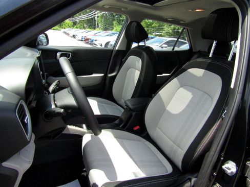 Used 2024 Hyundai Venue SEL image 18