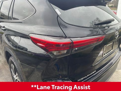 Used 2020 Toyota Highlander XLE AWD/4WD image 13