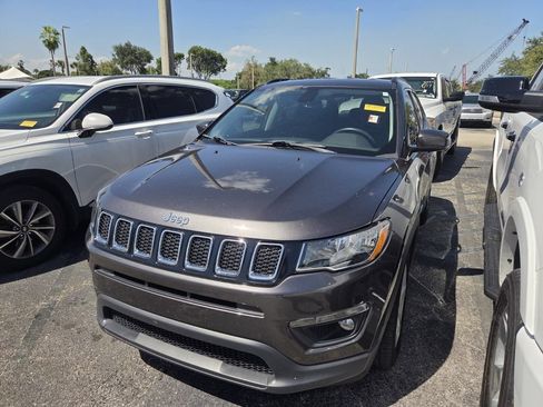 Used 2019 Jeep Compass Latitude w/ Popular Equipment Group FWD image 3