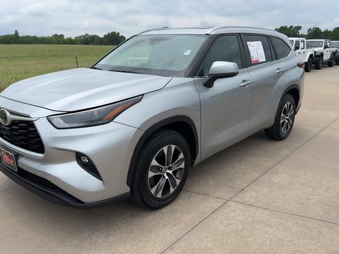 Used 2023 Toyota Highlander XLE FWD image 5