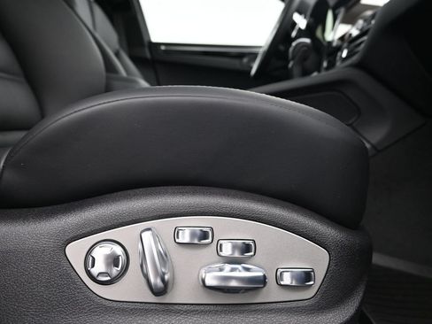 Used 2026 Porsche Macan AWD/4WD image 15