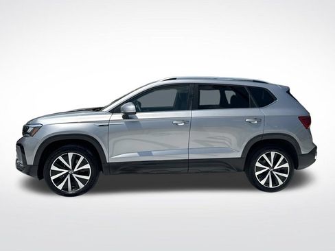 Used 2024 Volkswagen Taos SE FWD image 2