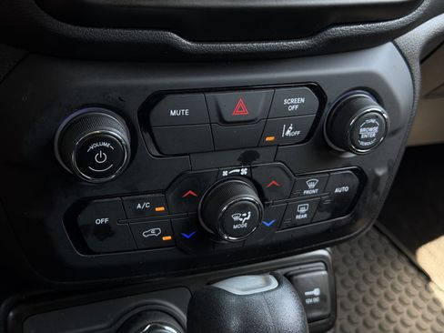 Used 2023 Jeep Renegade Latitude AWD/4WD image 28
