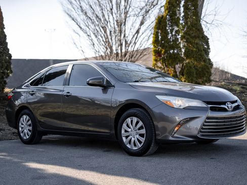 Used 2017 Toyota Camry LE image 3