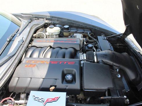 Used 2010 Chevrolet Corvette Coupe w/ 1LT RWD image 18