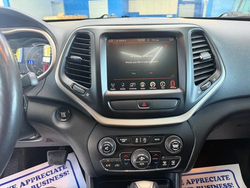 Used 2016 Jeep Cherokee Limited w/ Luxury Group AWD/4WD image 23