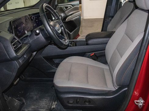 Used 2025 Chevrolet Traverse LT image 8