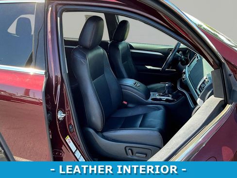 Used 2019 Toyota Highlander XLE AWD/4WD image 30
