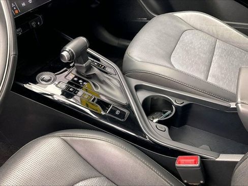 Used 2023 Kia Niro SX image 16