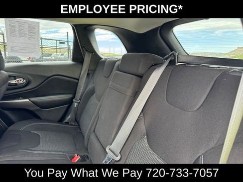 Used 2019 Jeep Cherokee Latitude w/ Cold Weather Group AWD/4WD image 18