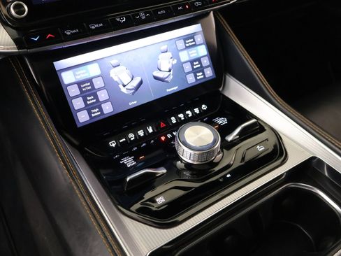 Used 2023 Jeep Grand Wagoneer Series III AWD/4WD image 9