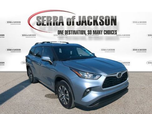 Used 2020 Toyota Highlander XLE AWD/4WD image 2
