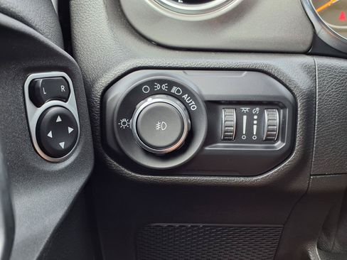 Used 2019 Jeep Wrangler Unlimited Sahara w/ Cold Weather Group AWD/4WD image 19