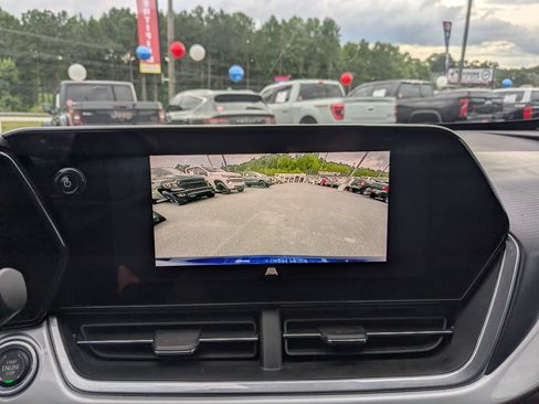 Used 2024 Chevrolet Trax LT w/ Sunroof Package FWD image 16