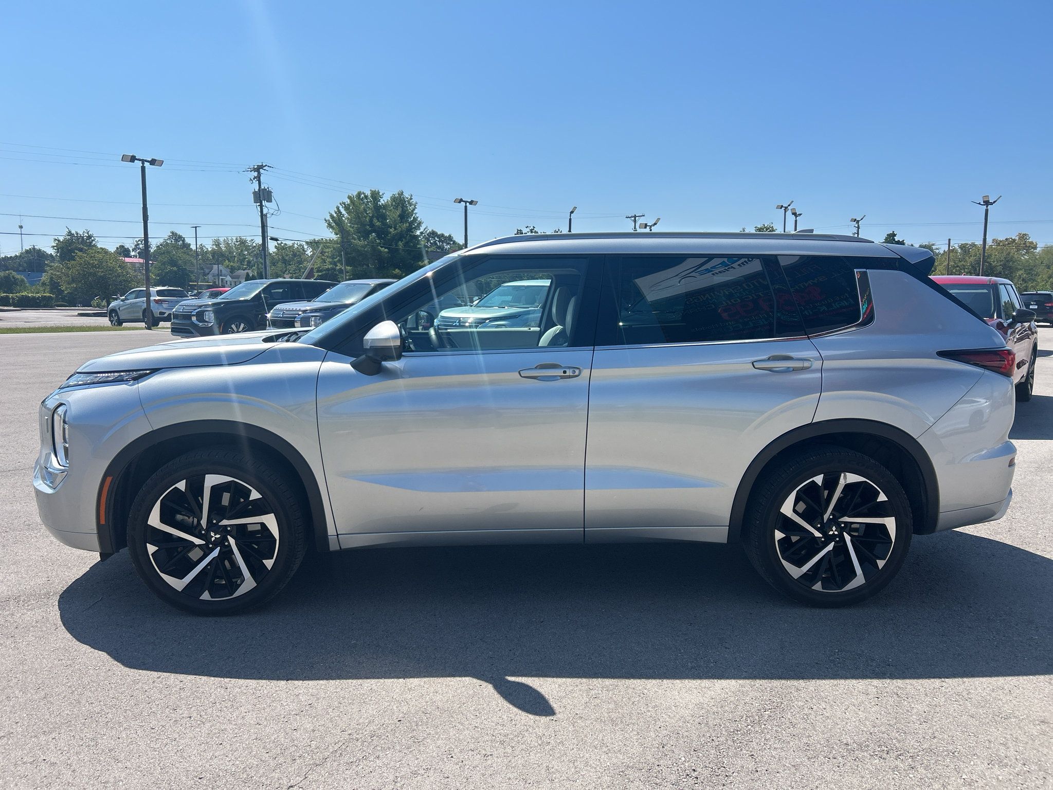 Used 2023 Mitsubishi Outlander SEL AWD/4WD image 3