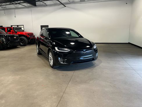 Used 2018 Tesla Model X 75D image 1