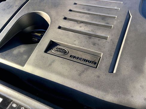 Used 2025 Land Rover Range Rover SE image 32