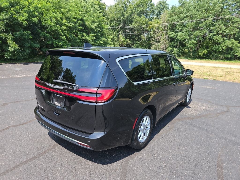 Used 2024 Chrysler Pacifica Touring-L FWD image 7