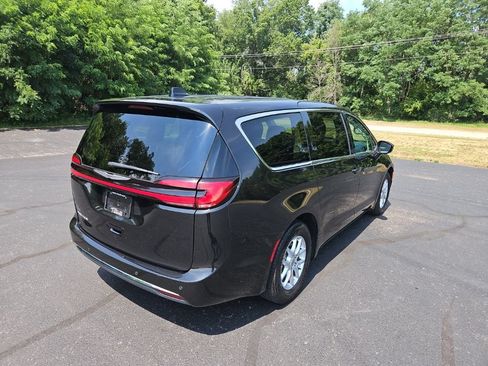Used 2024 Chrysler Pacifica Touring-L FWD image 7