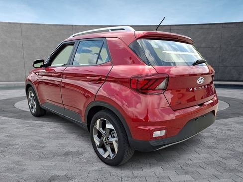 Certified 2025 Hyundai Venue Limited FWD image 7