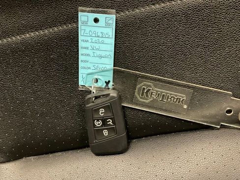 Used 2020 Volkswagen Tiguan SE image 31