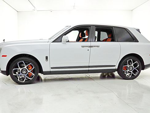Used 2023 Rolls-Royce Cullinan Black Badge AWD/4WD image 3