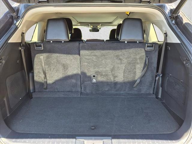 Used 2023 Toyota Highlander Platinum FWD image 6