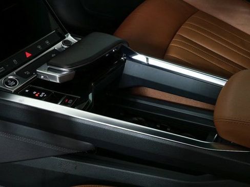 Certified 2022 Audi e-tron Premium image 18