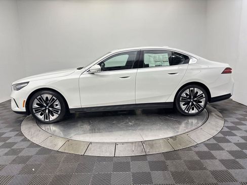New 2027 BMW 530i xDrive w/ Premium Package AWD/4WD image 16
